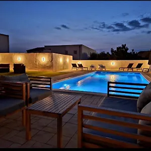 Lucy Apartments With Heated Pool & Free Private Parking Задар